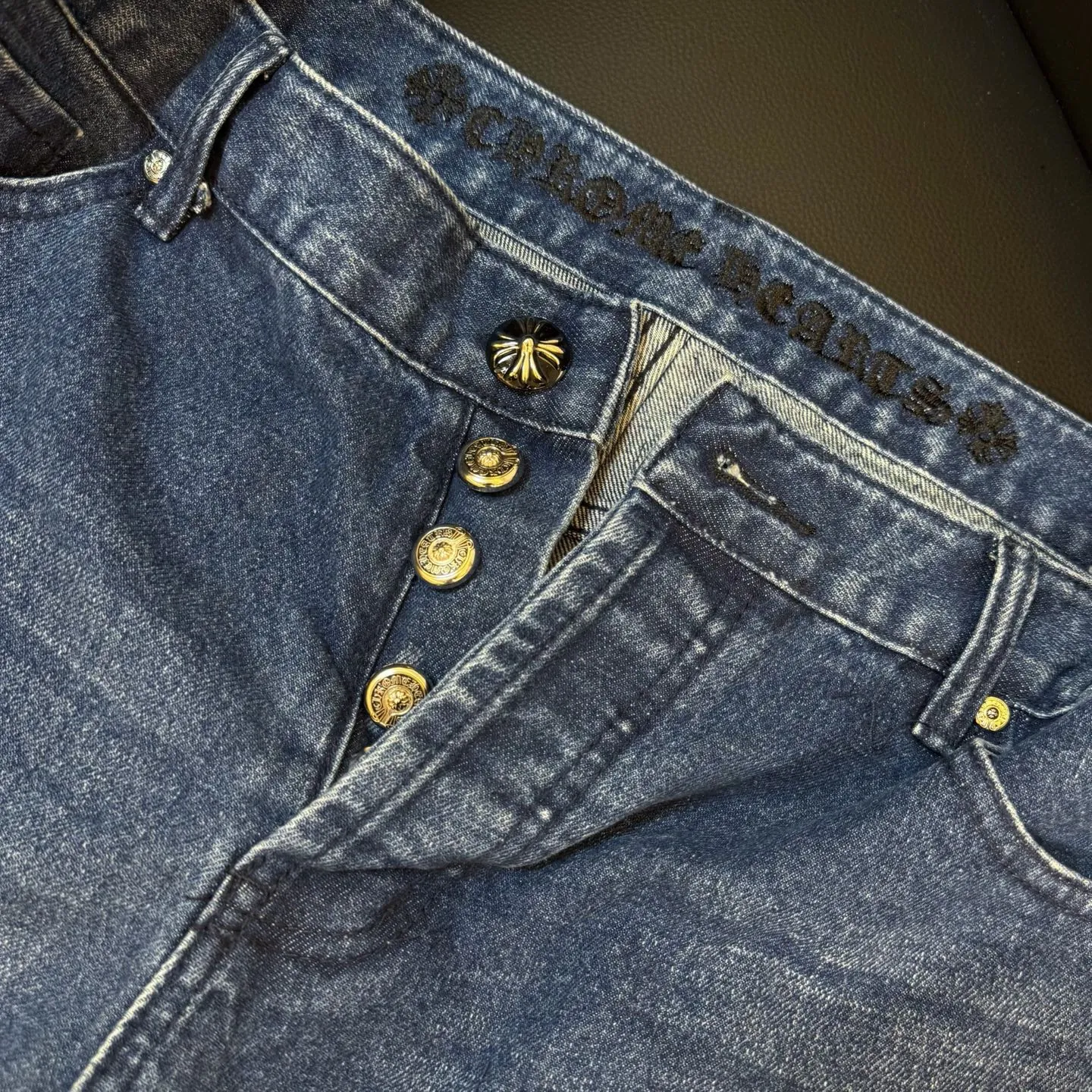 P280 Style number: D341 ChromeHearts Chrome washed blue contrasting leather patch straight pants ceiling-level jeans, a pair is hard to find at the counter‼ ️About Zangyin✅This is an extremely luxurious fashion brand that can also be called the aristocracy of the high street. It has always been an exclusive brand for some hipsters or rich second generations. The color of this model is already very eye-catching by using a unique washed material. It is decorated with pink patch cross flowers, which cleverly highlights the charm of the brand. Secondly, this model adopts a classic high-waist cut design, which highlights the long legs and fashionable temperament of the upper body. The brand is highly recognizable and the slim-fitting configuration is more suitable for daily wear. The personality will be fashionable and the specifications can be seen at a glance. Materials and technology ✅ Needless to say, this point goes without saying. As an excellent craftsman brand, Zangyin's requirements for details and craftsmanship are really perfect. The washed color of this model has gone through a lot of processes, not to mention the embellishment of the denim appliqués. It is also purely handmade and sewn. Just like what they believe in, only handmade things have soul and have the meaning of wearing. A top-notch heavy-duty fashionable denim item, recommended by both hands‼ ️ Size: 28, 30, 32, 34, 36 (S-XXL) Color: black Size reference: Pants length 100 102 104 106 106 Waist 72 76 80 84 88 Recommended weight S (about 110 pounds) M (about 140 pounds) L (about 140 pounds) XL (about 165) XXL (about 185)